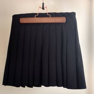 Forever 21 black pleated mini-skirt [M]
